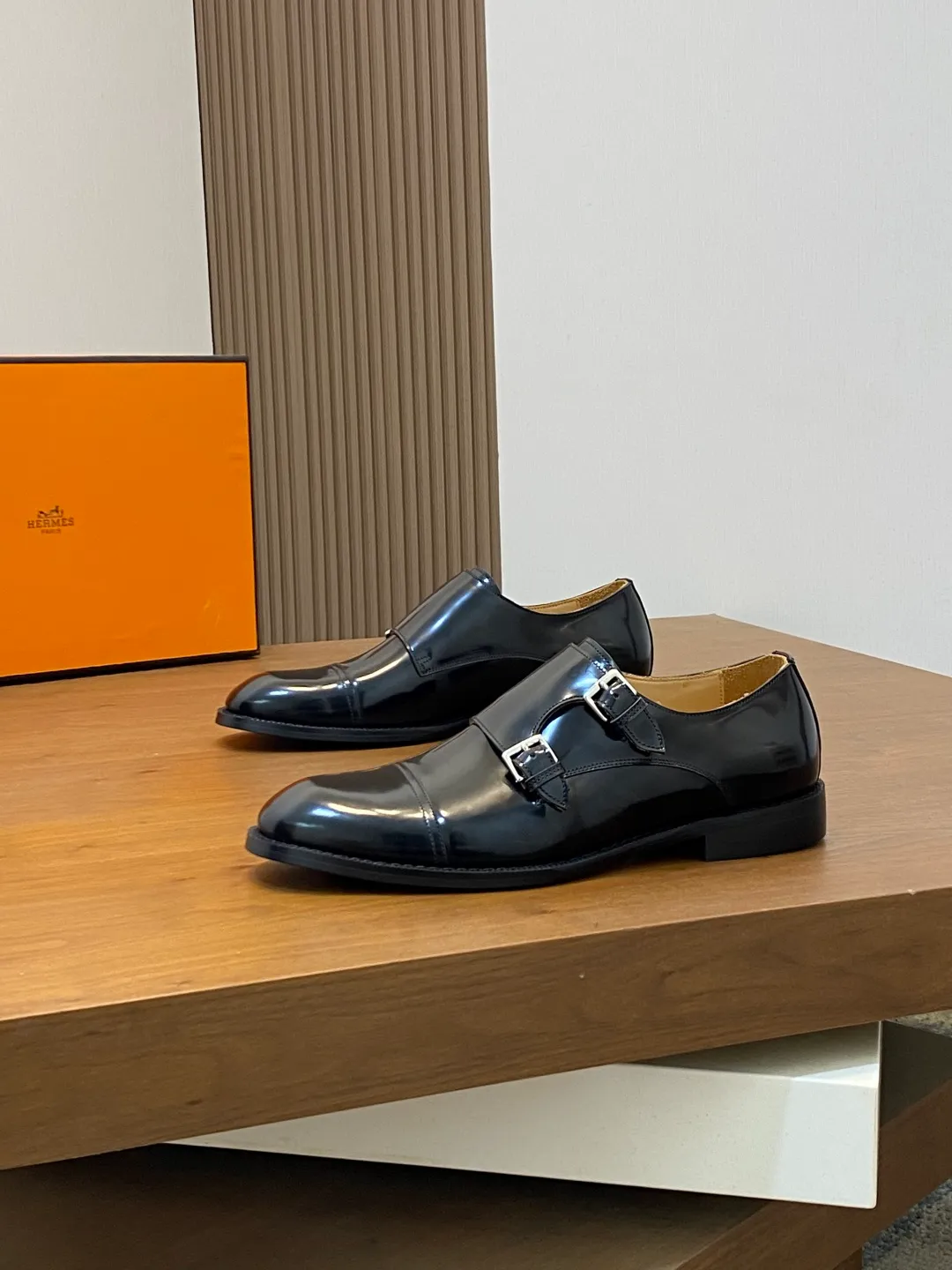 Men's shoes 💰780 HERMES/Hermès GAME slip-on loafers. These loafers are made of matte frosted calfskin. They are equipped with functional Kelly shoe buckles to easily create a fashionable urban style. They are equipped with genuine leather welts and lightweight grooved rubber foam outsole. They have genuine calfskin lining and silk-screen logo feet. They are slip-on design. They are novel and fashionable, with a handsome upper. Comes with a dust bag in the original box! Size: 39-40-41-42-43-44 standard leather shoe size (38/45 can be customized but does not support returns)